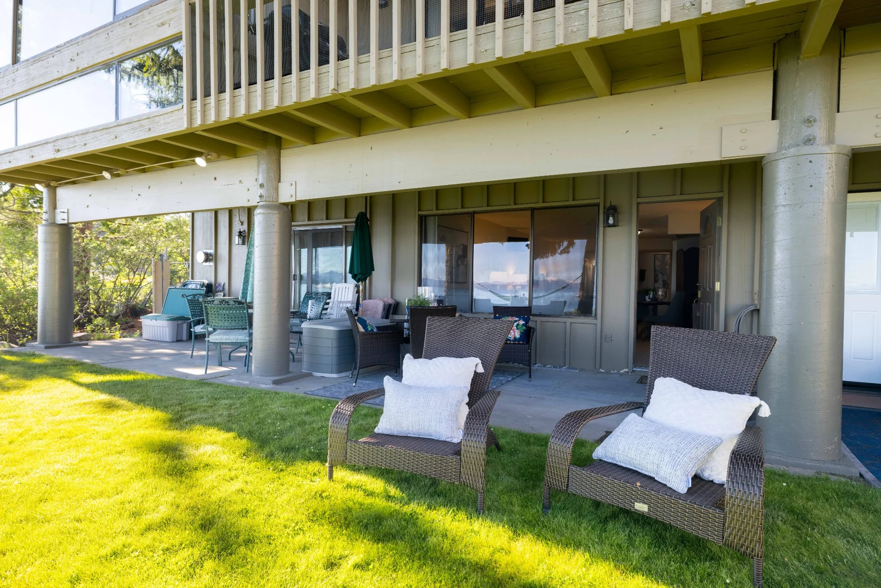 Walkout patio and lakefront lawn seating